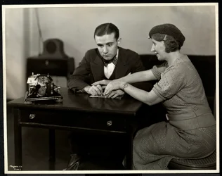 Nő egy vak férfit Braille-írásra tanít a New York-i Vakok Szövetségében, 111 East 59th Street, New York, 1935 (ezüst zselatin nyomat)